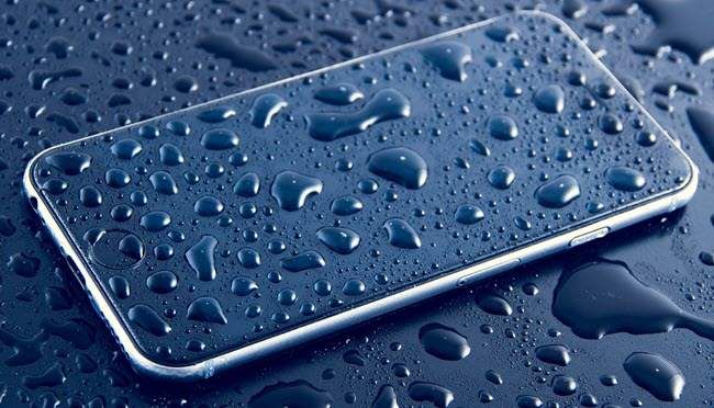 smartphone-in-acqua